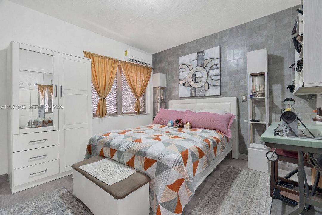 For Sale: $360,000 (2 beds, 2 baths, 918 Square Feet)