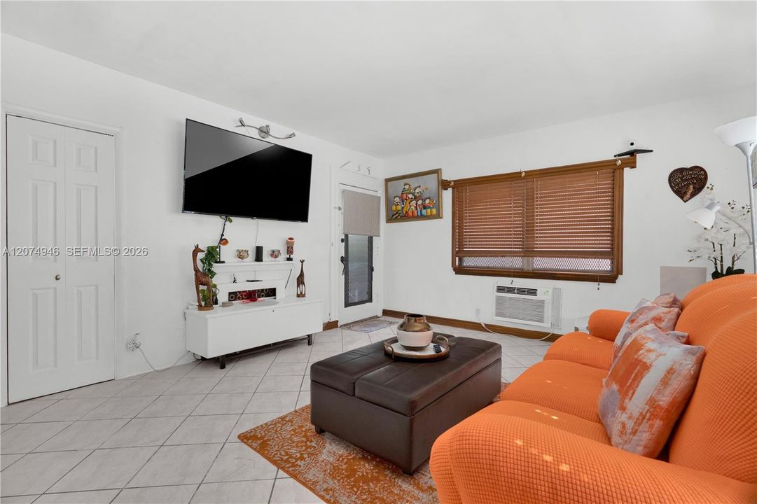 For Sale: $360,000 (2 beds, 2 baths, 918 Square Feet)