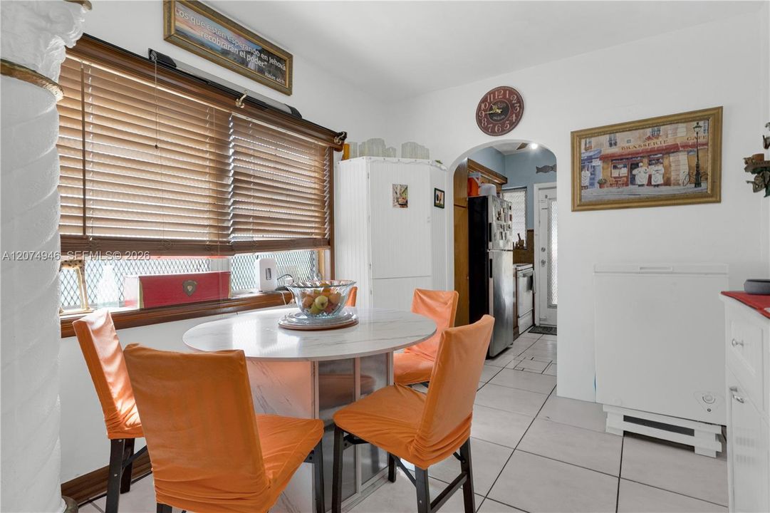 For Sale: $360,000 (2 beds, 2 baths, 918 Square Feet)