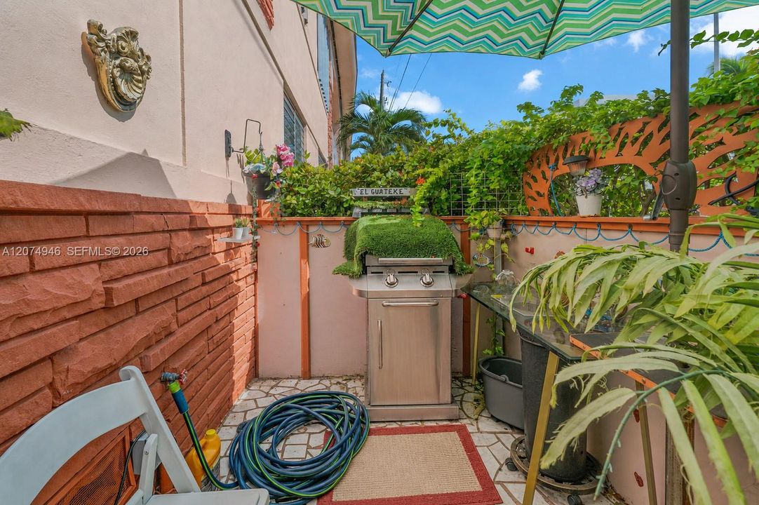 For Sale: $360,000 (2 beds, 2 baths, 918 Square Feet)