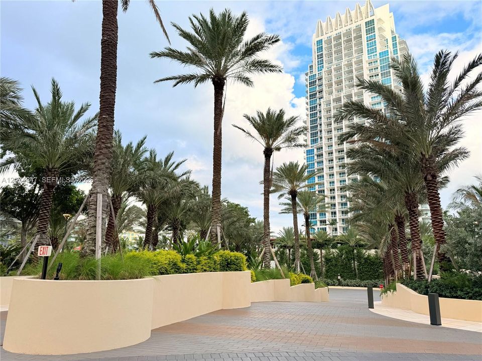 For Sale: $1,325,000 (2 beds, 2 baths, 1042 Square Feet)