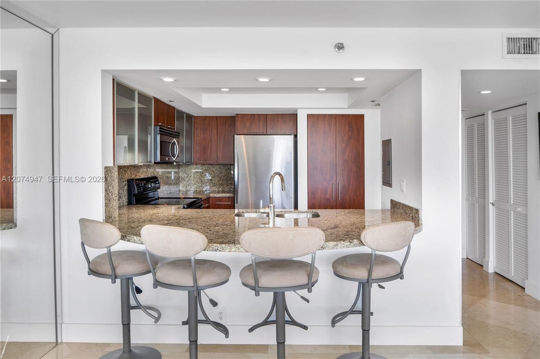 For Sale: $1,325,000 (2 beds, 2 baths, 1042 Square Feet)