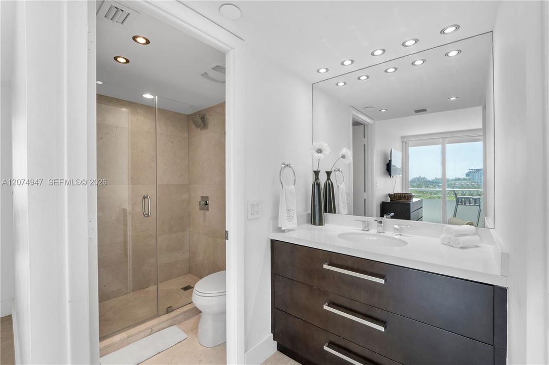 For Sale: $1,325,000 (2 beds, 2 baths, 1042 Square Feet)