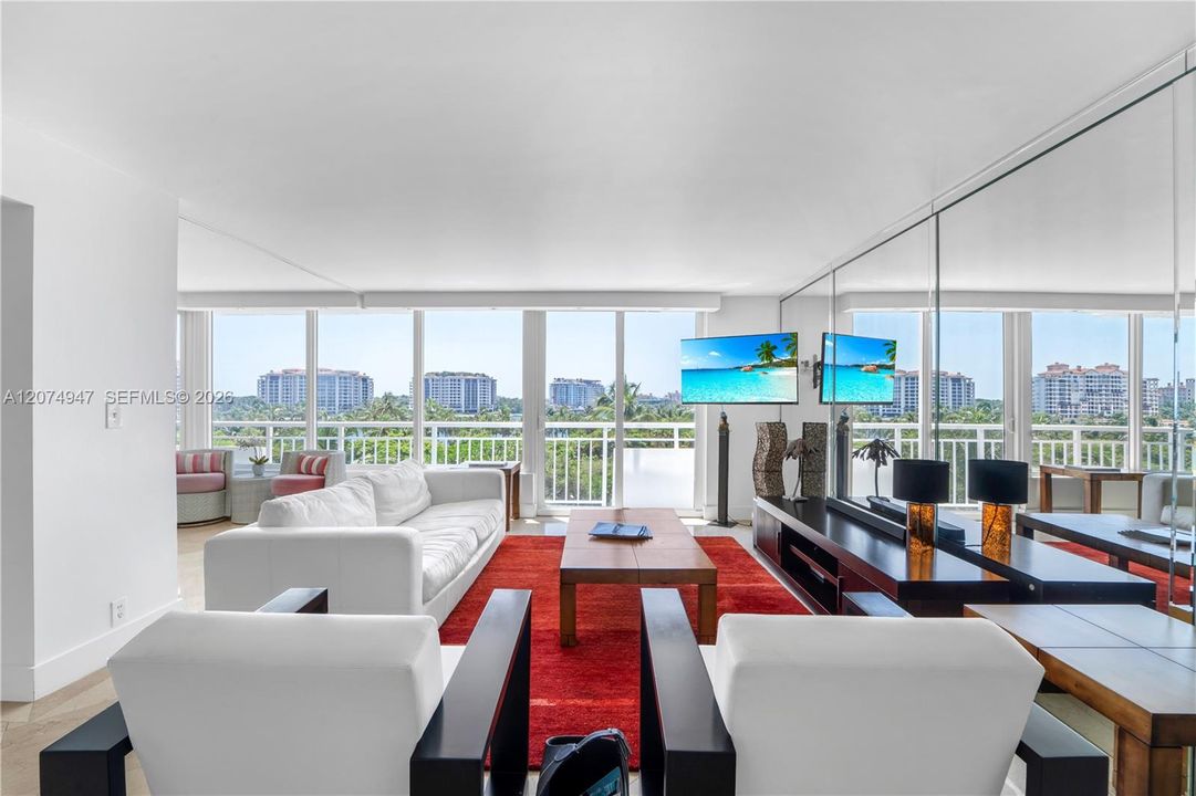 For Sale: $1,325,000 (2 beds, 2 baths, 1042 Square Feet)