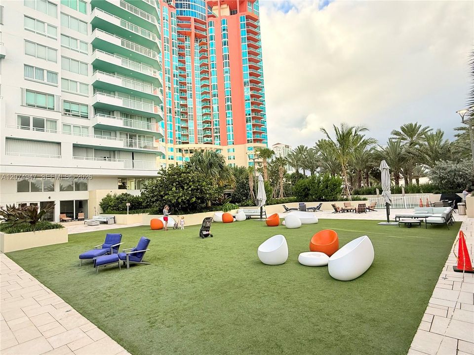 For Sale: $1,325,000 (2 beds, 2 baths, 1042 Square Feet)