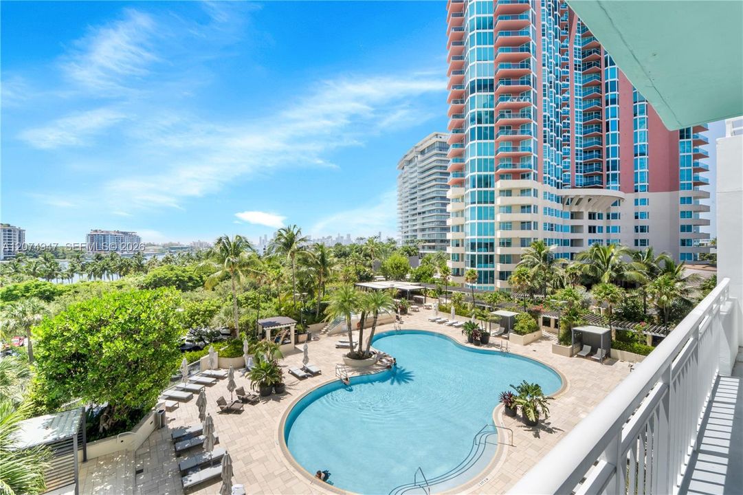 For Sale: $1,325,000 (2 beds, 2 baths, 1042 Square Feet)