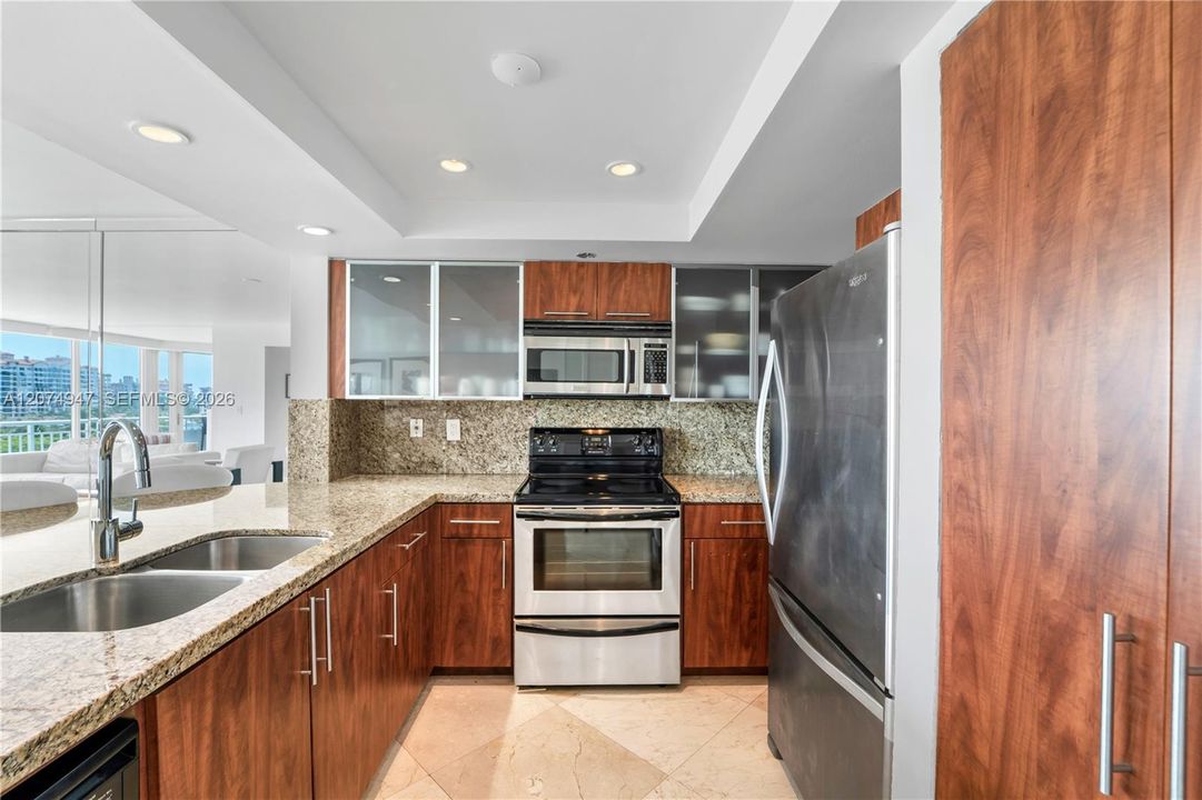 For Sale: $1,325,000 (2 beds, 2 baths, 1042 Square Feet)