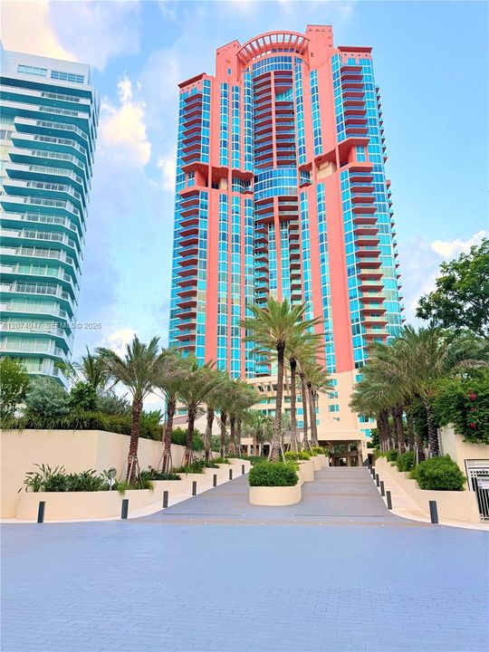 For Sale: $1,325,000 (2 beds, 2 baths, 1042 Square Feet)