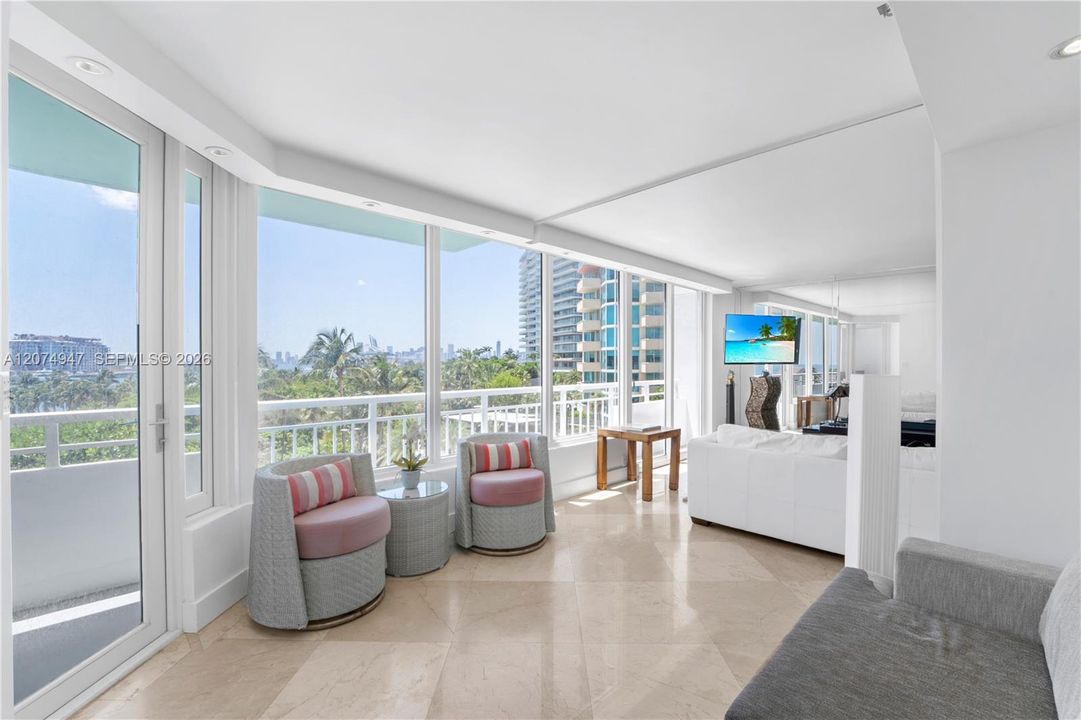 For Sale: $1,325,000 (2 beds, 2 baths, 1042 Square Feet)