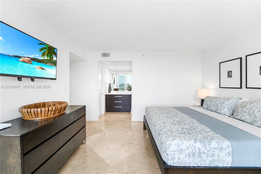 For Sale: $1,325,000 (2 beds, 2 baths, 1042 Square Feet)