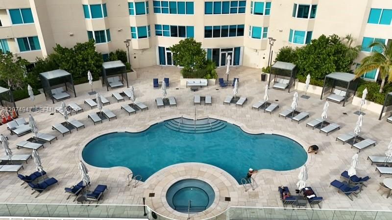 For Sale: $1,325,000 (2 beds, 2 baths, 1042 Square Feet)