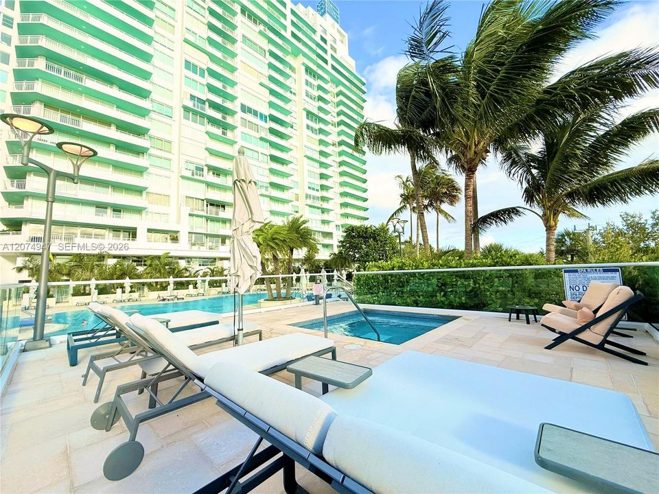 For Sale: $1,325,000 (2 beds, 2 baths, 1042 Square Feet)
