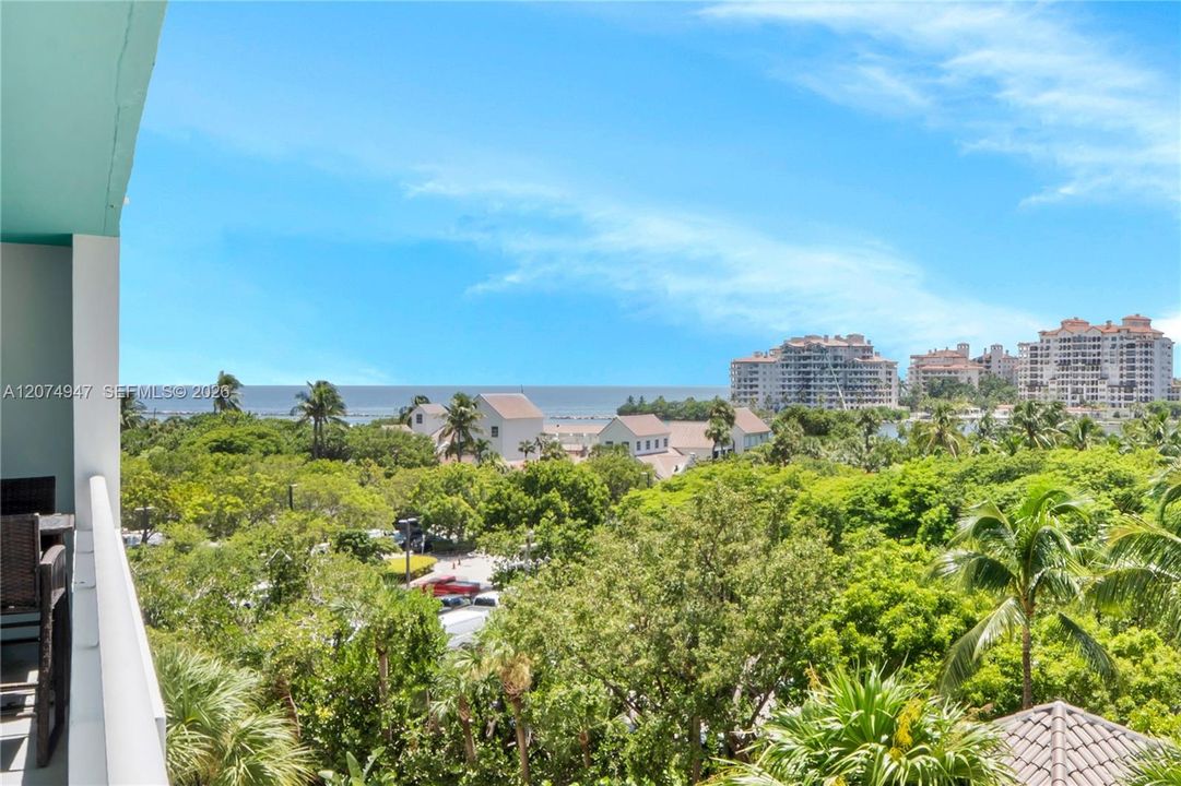 For Sale: $1,325,000 (2 beds, 2 baths, 1042 Square Feet)