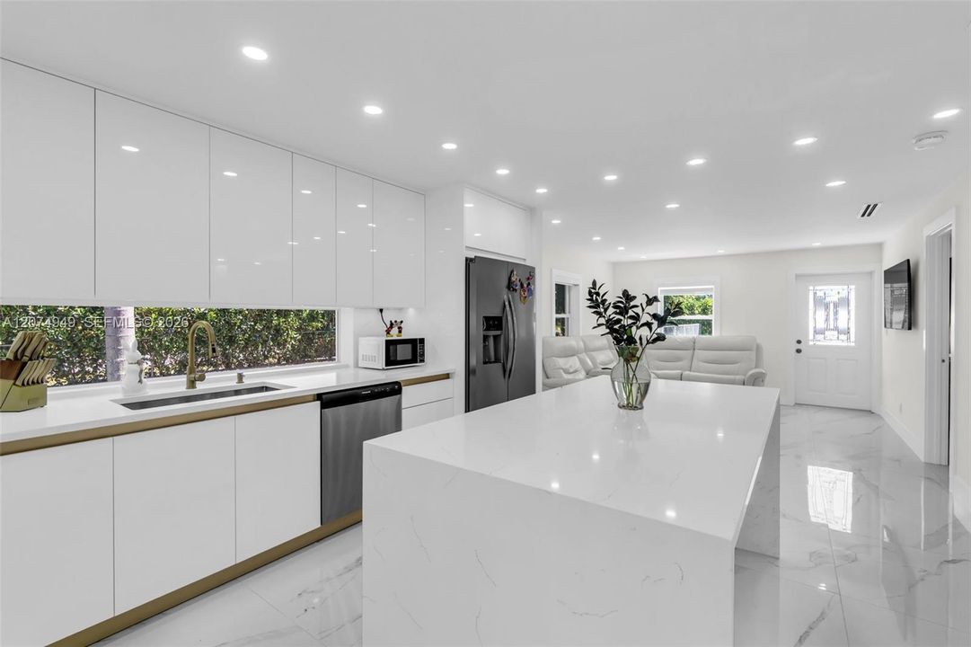 En Venta: $425,000 (2 camas, 1 baños, 900 Pies cuadrados)