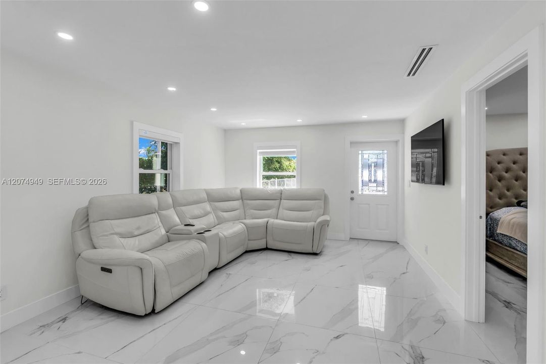En Venta: $425,000 (2 camas, 1 baños, 900 Pies cuadrados)