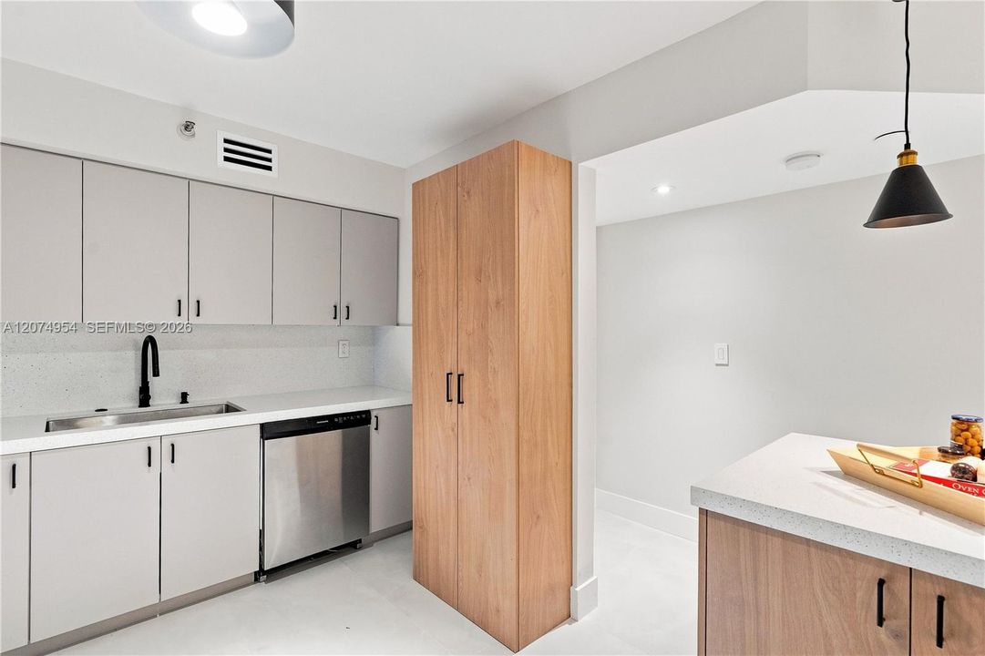 For Sale: $540,000 (2 beds, 2 baths, 1181 Square Feet)