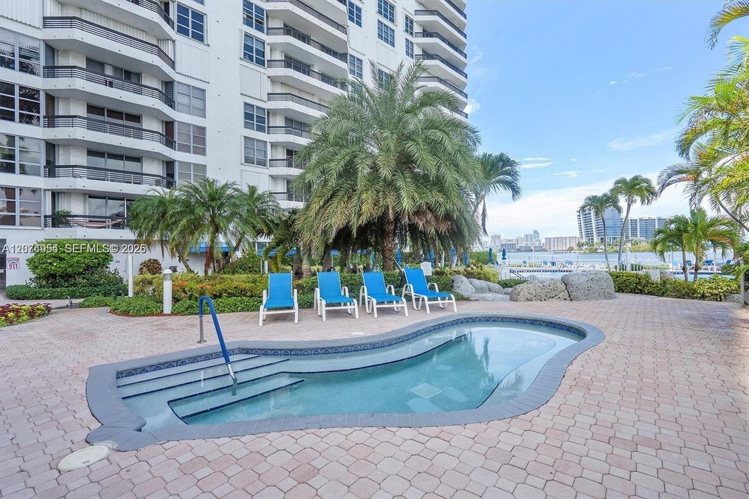 For Sale: $540,000 (2 beds, 2 baths, 1181 Square Feet)