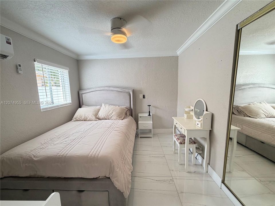 For Rent: $1,300 (1 beds, 1 baths, 300 Square Feet)