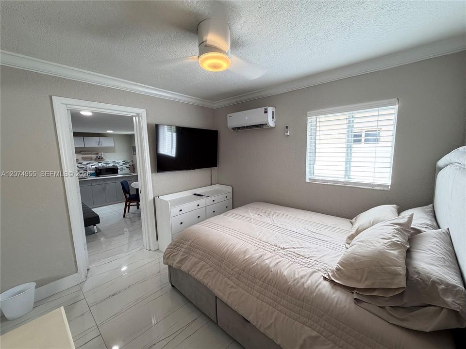 For Rent: $1,300 (1 beds, 1 baths, 300 Square Feet)