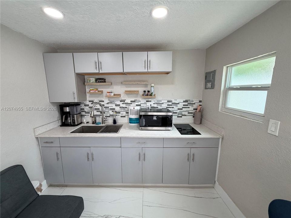 For Rent: $1,300 (1 beds, 1 baths, 300 Square Feet)