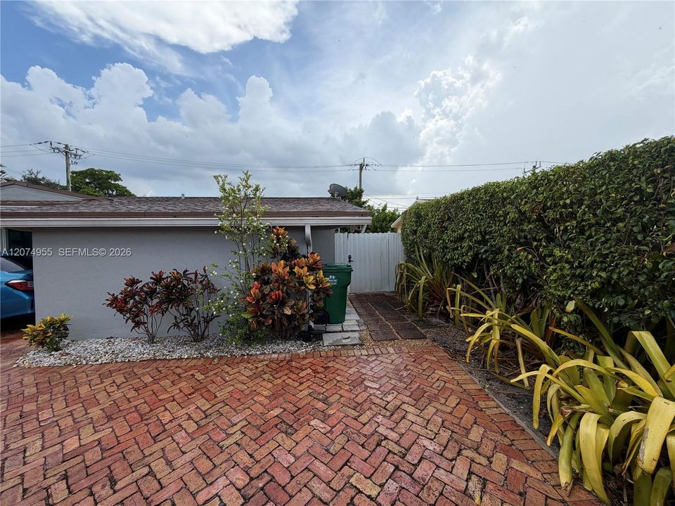For Rent: $1,300 (1 beds, 1 baths, 300 Square Feet)