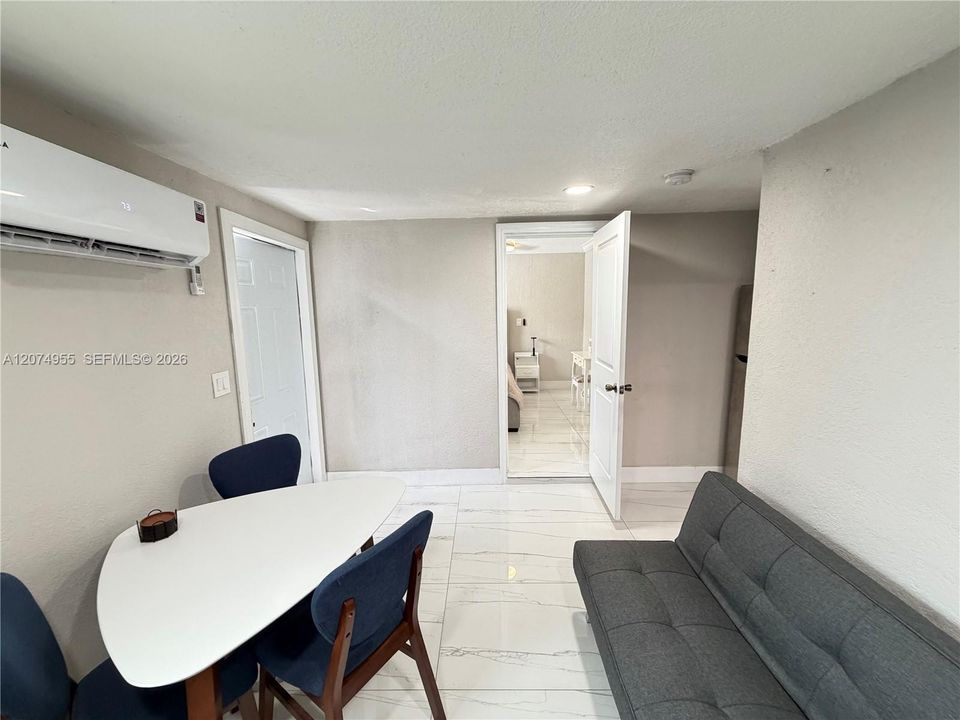 For Rent: $1,300 (1 beds, 1 baths, 300 Square Feet)