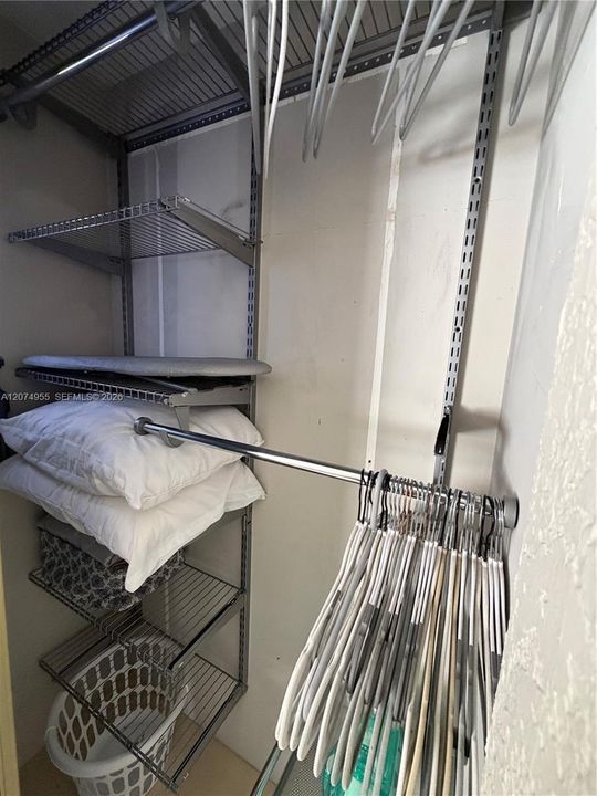 For Rent: $1,300 (1 beds, 1 baths, 300 Square Feet)