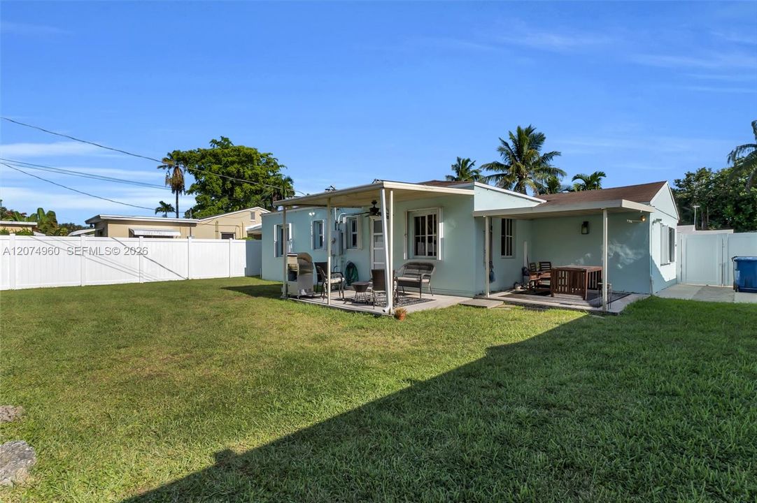 For Sale: $725,000 (2 beds, 1 baths, 1100 Square Feet)