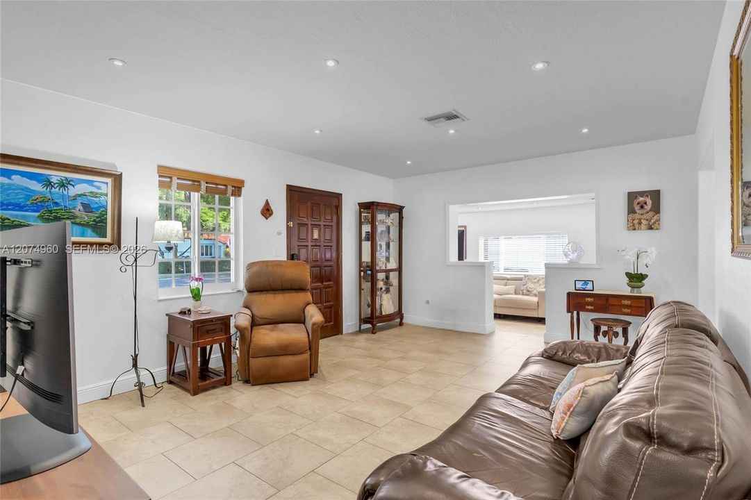 For Sale: $725,000 (2 beds, 1 baths, 1100 Square Feet)