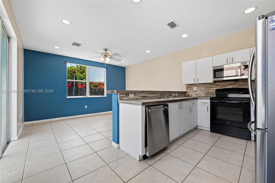 For Sale: $469,999 (4 beds, 2 baths, 1928 Square Feet)