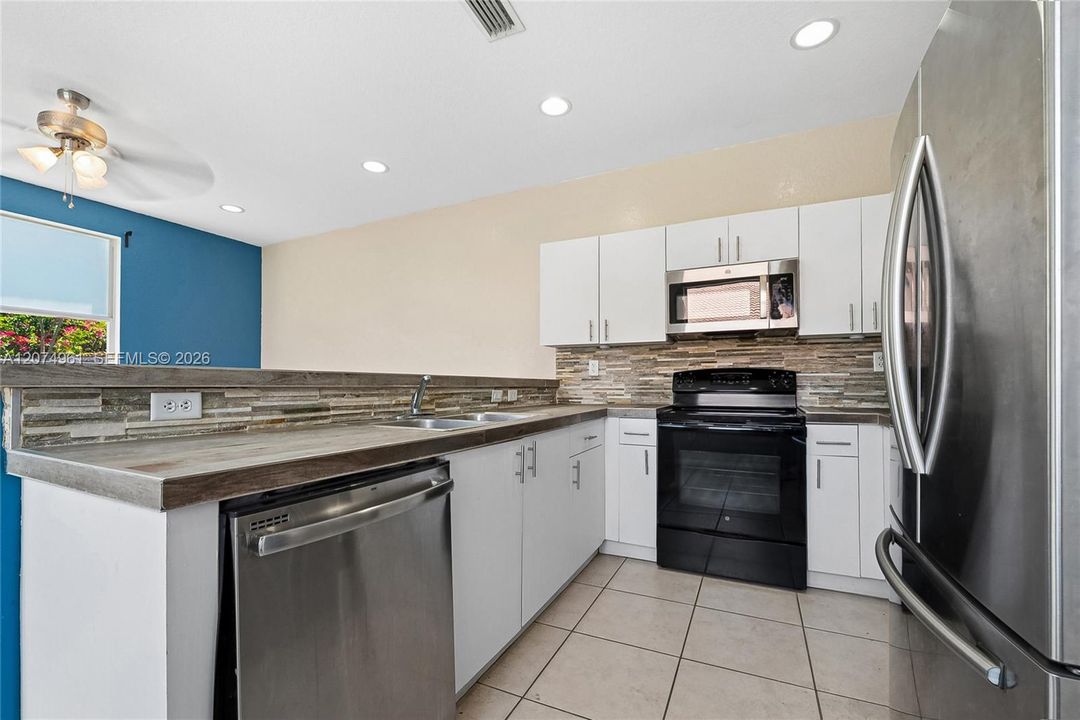 For Sale: $469,999 (4 beds, 2 baths, 1928 Square Feet)