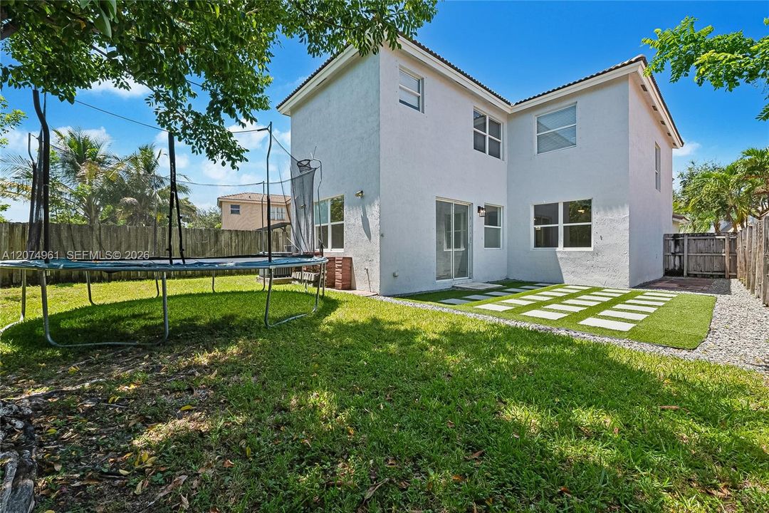 For Sale: $469,999 (4 beds, 2 baths, 1928 Square Feet)