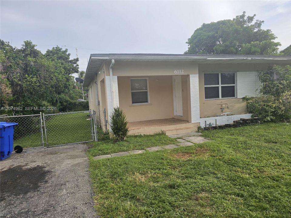 For Rent: $1,975 (2 beds, 1 baths, 1832 Square Feet)