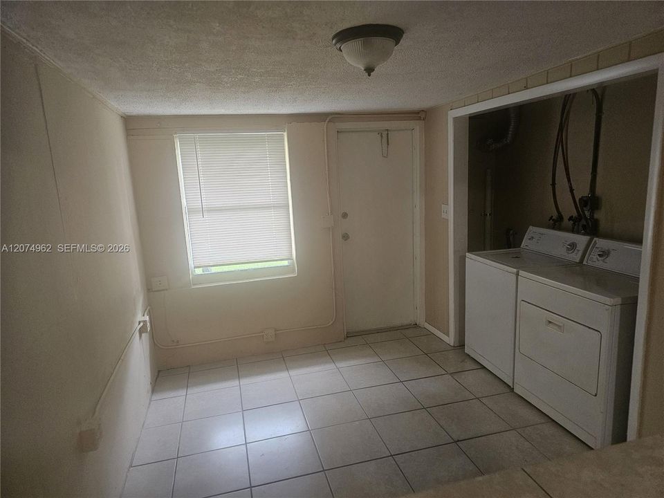 For Rent: $1,975 (2 beds, 1 baths, 1832 Square Feet)