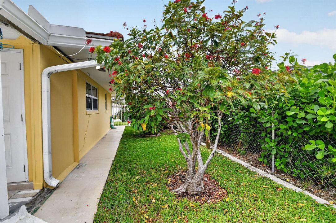 45-web-or-mls-1221 Singer Dr (45)