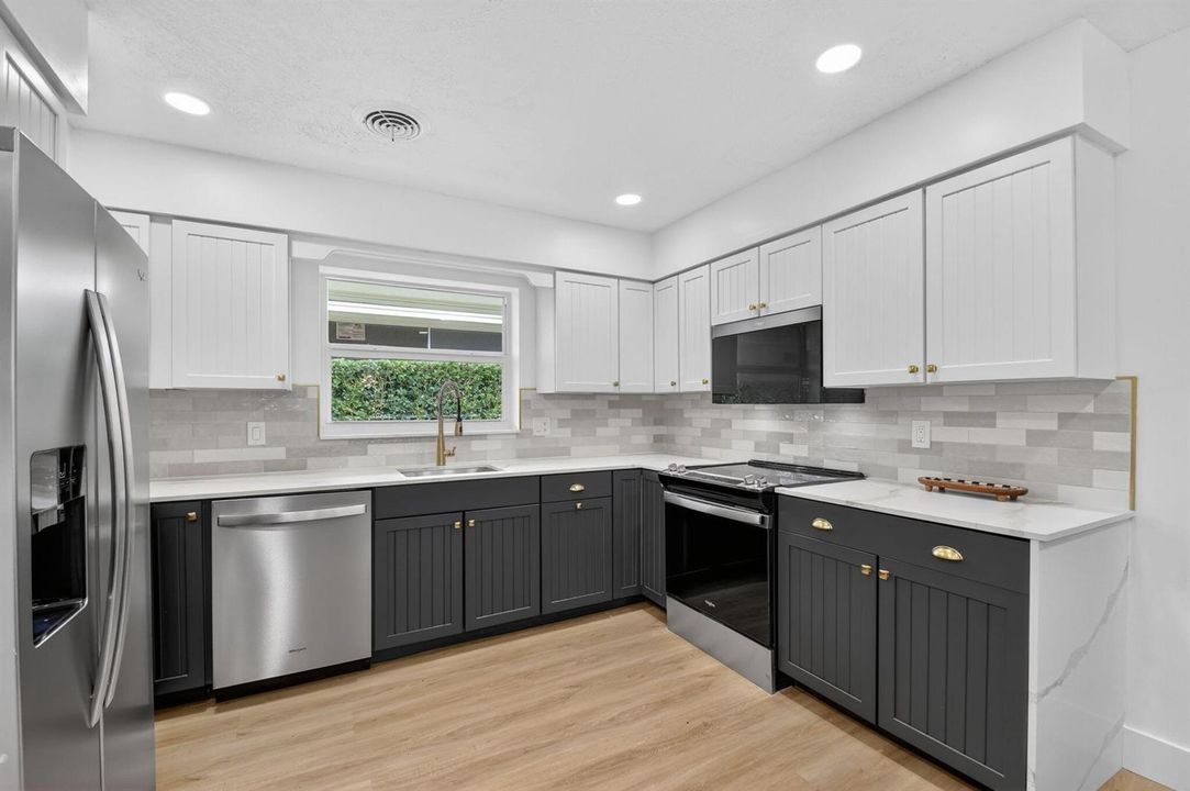 22-web-or-mls-1221 Singer Dr (22)