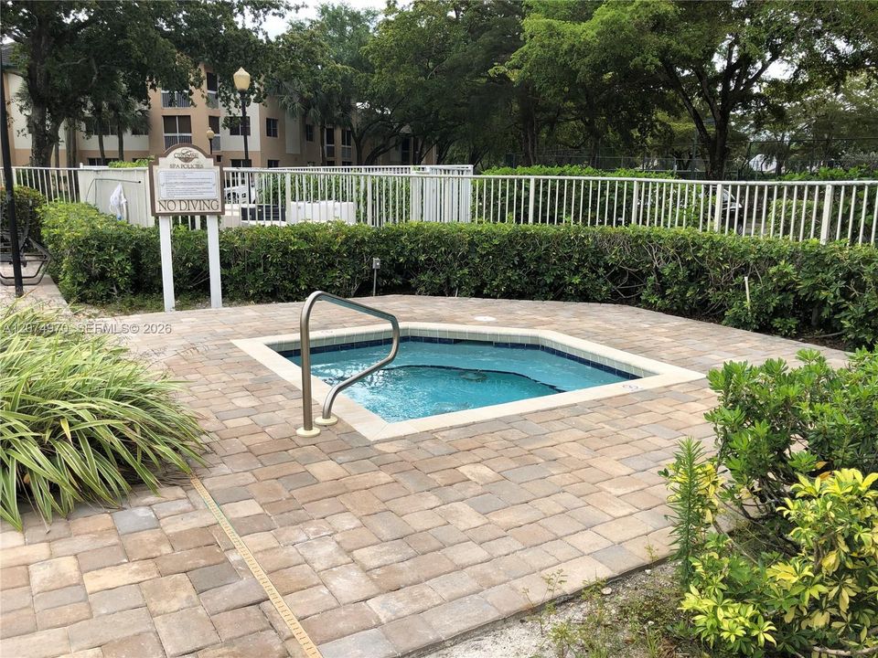 For Rent: $1,900 (2 beds, 2 baths, 1000 Square Feet)