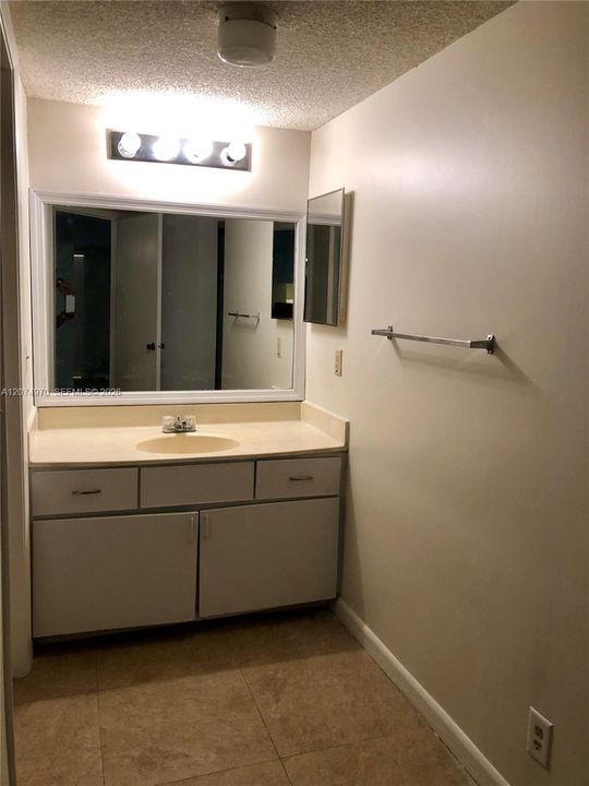 For Rent: $1,900 (2 beds, 2 baths, 1000 Square Feet)