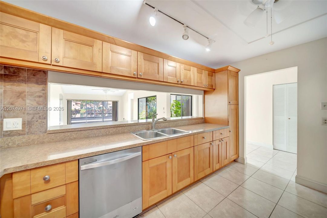 For Sale: $335,000 (3 beds, 2 baths, 1645 Square Feet)