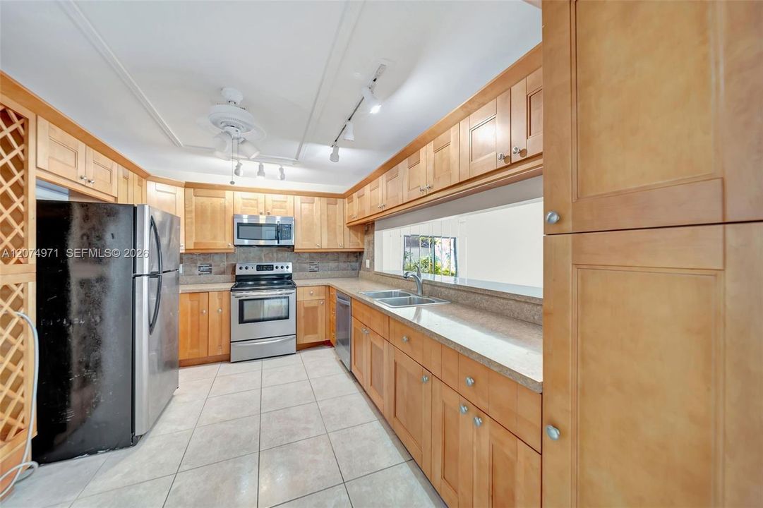 For Sale: $335,000 (3 beds, 2 baths, 1645 Square Feet)
