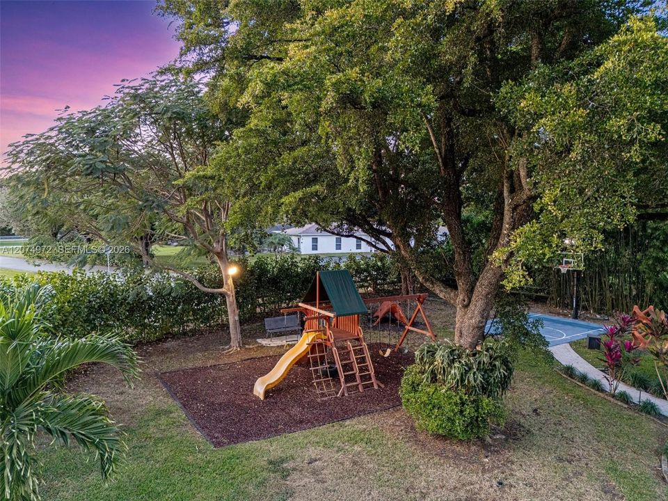 For Rent: $14,900 (8 beds, 4 baths, 3877 Square Feet)