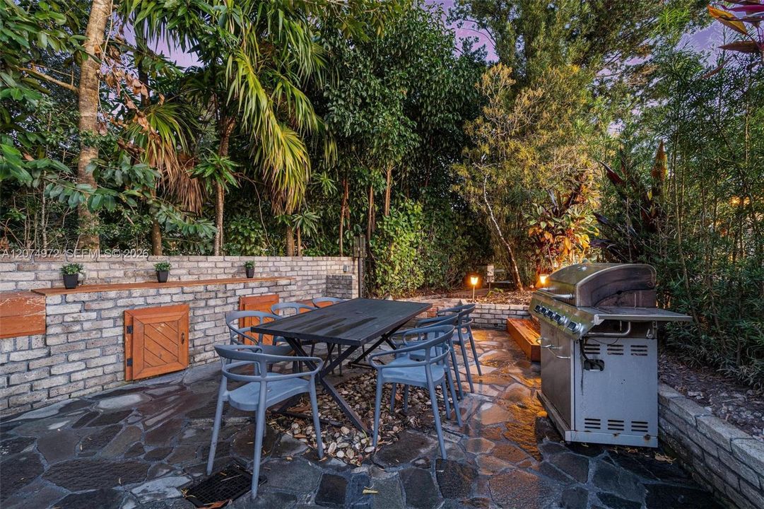 For Rent: $14,900 (8 beds, 4 baths, 3877 Square Feet)