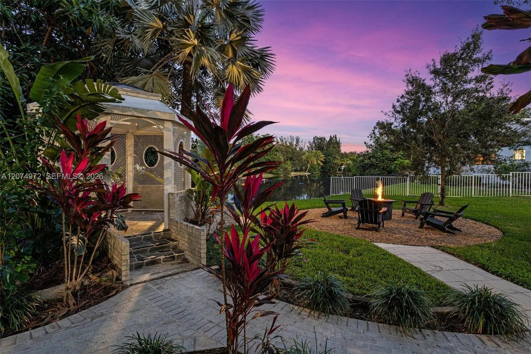 For Rent: $14,900 (8 beds, 4 baths, 3877 Square Feet)