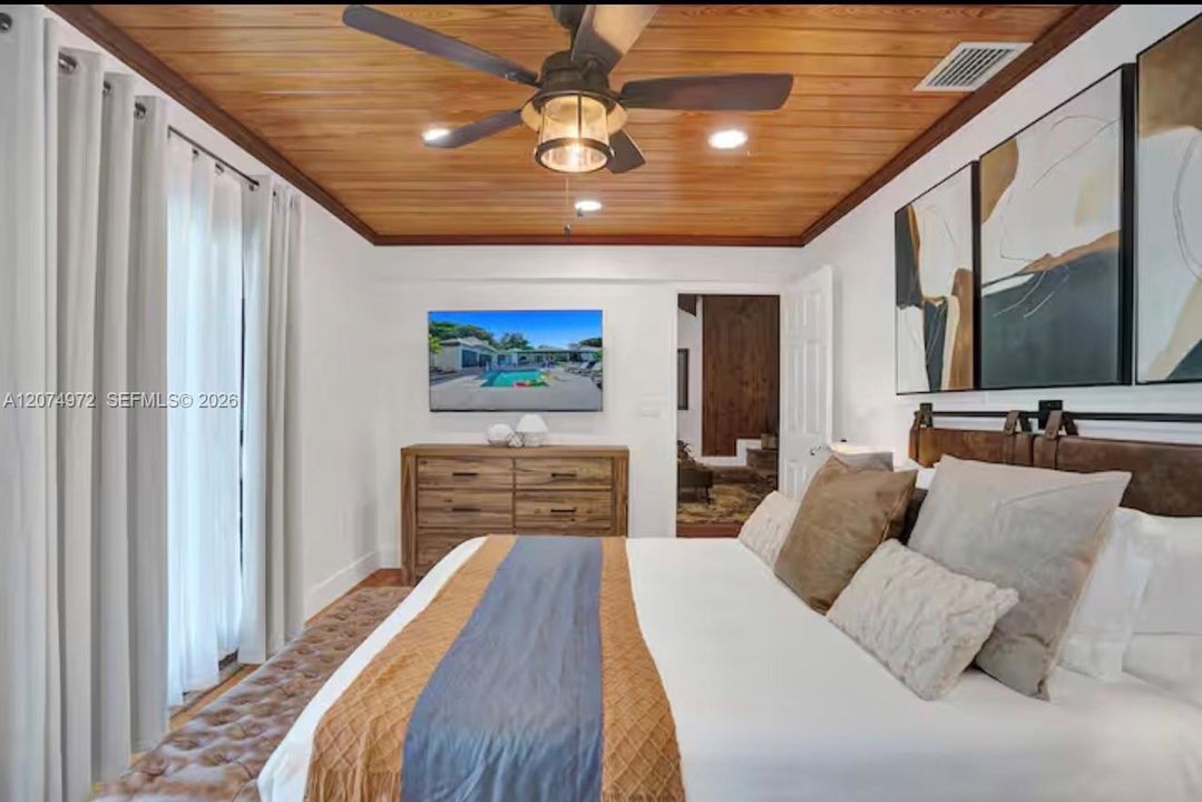 For Rent: $14,900 (8 beds, 4 baths, 3877 Square Feet)