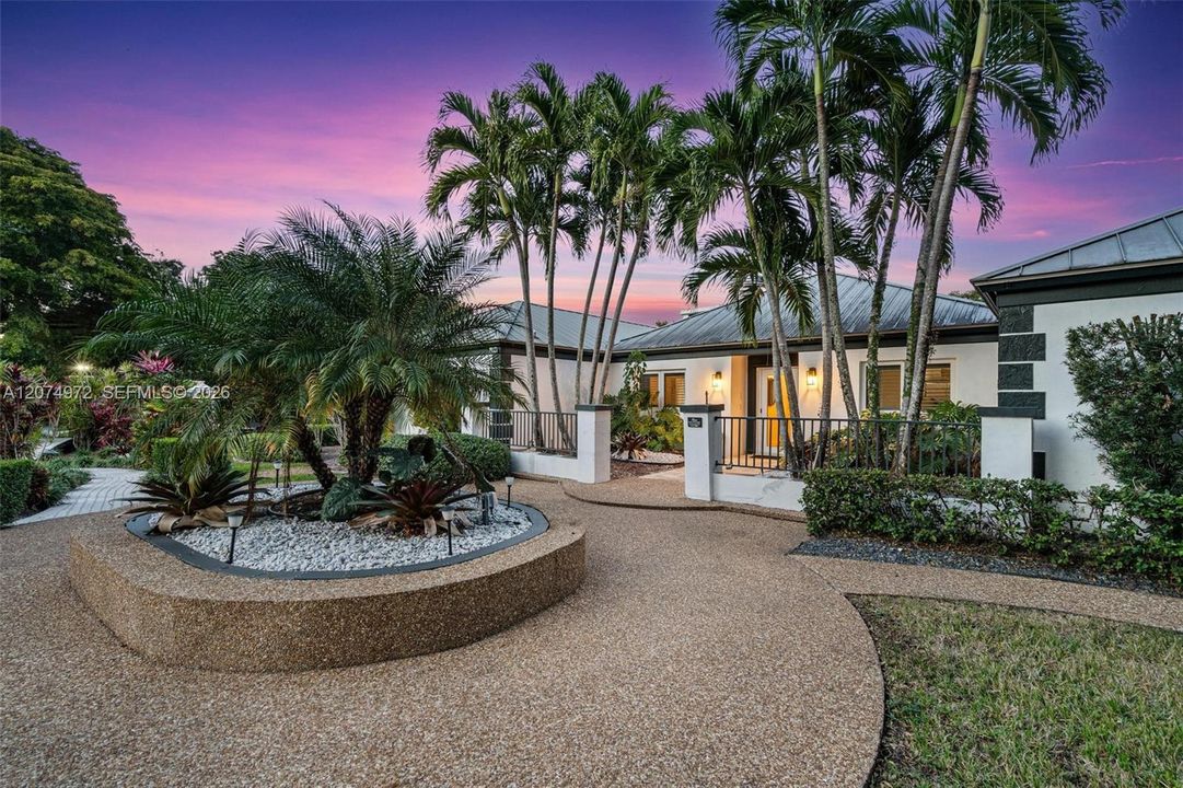 For Rent: $14,900 (8 beds, 4 baths, 3877 Square Feet)