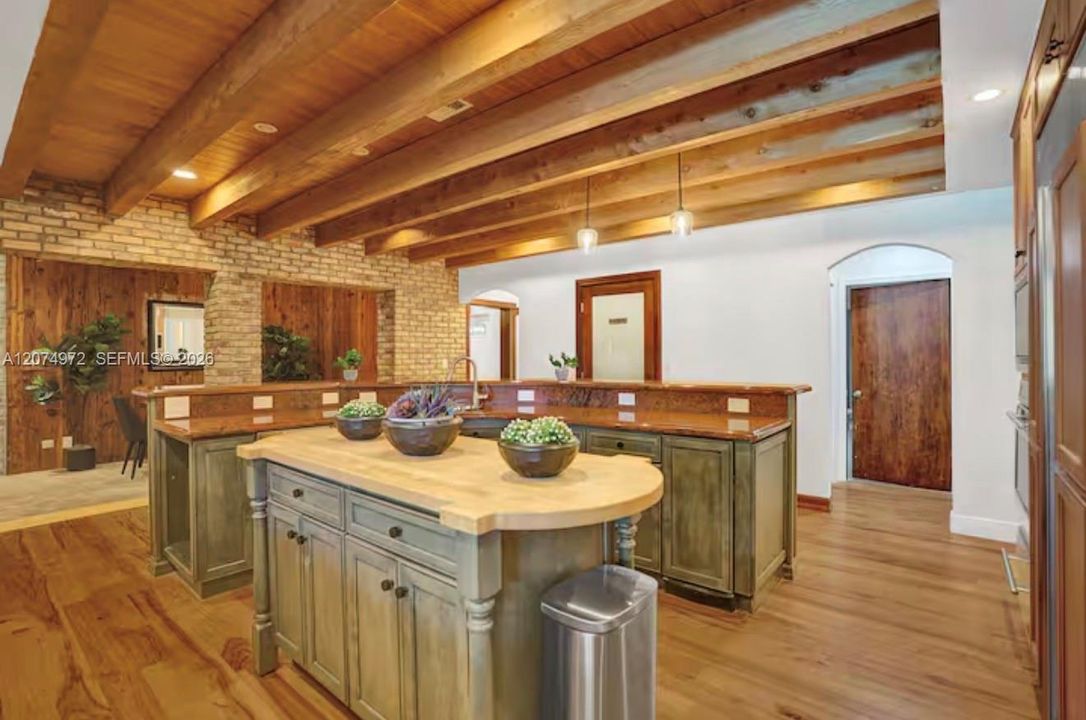 For Rent: $14,900 (8 beds, 4 baths, 3877 Square Feet)