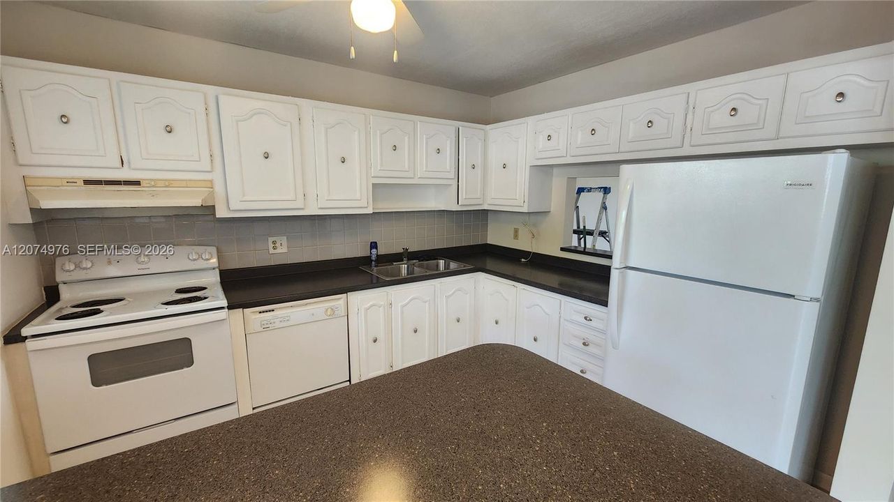For Sale: $115,000 (2 beds, 2 baths, 970 Square Feet)
