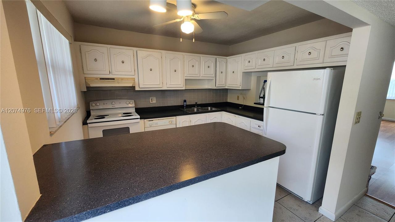 For Sale: $115,000 (2 beds, 2 baths, 970 Square Feet)