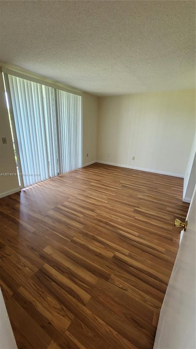 For Sale: $115,000 (2 beds, 2 baths, 970 Square Feet)