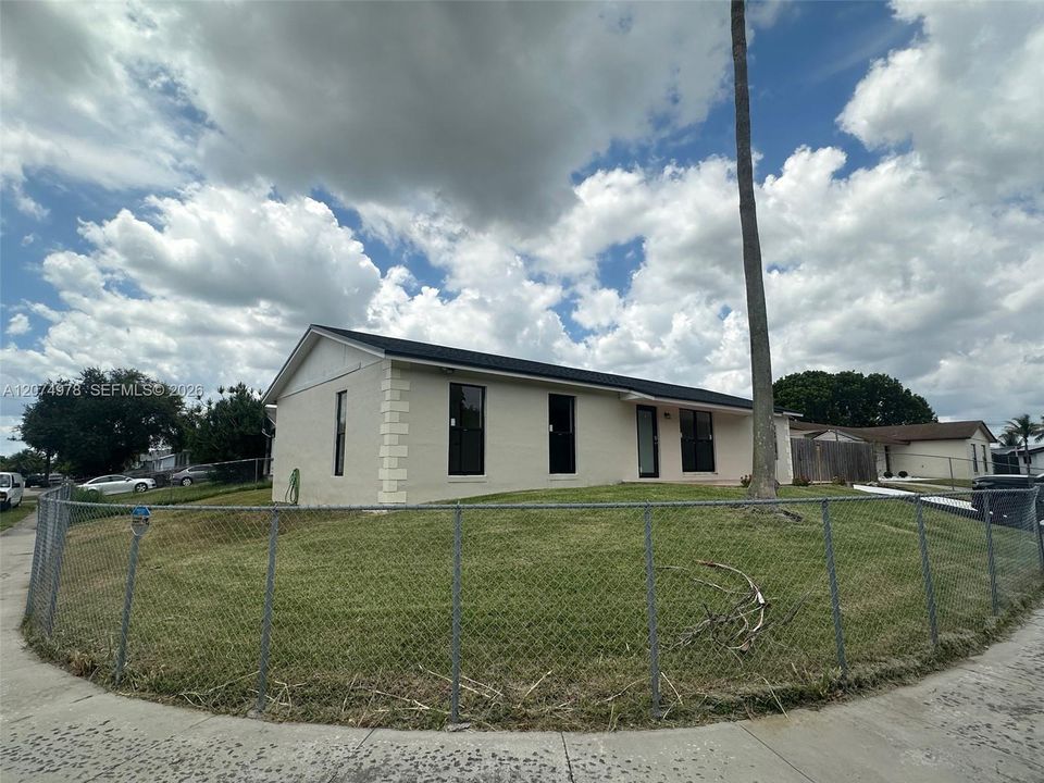 For Rent: $2,600 (3 beds, 2 baths, 1144 Square Feet)